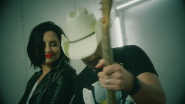 Brad_Paisley_-_Without_a_Fight_ft__Demi_Lovato5Bvia_torchbrowser_com5D_mp45411.png
