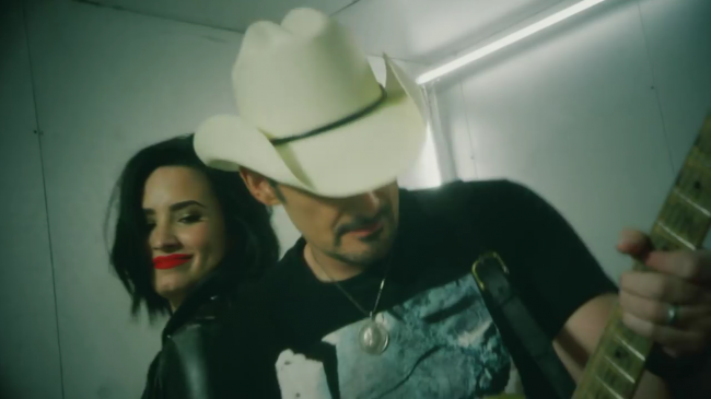 Brad_Paisley_-_Without_a_Fight_ft__Demi_Lovato5Bvia_torchbrowser_com5D_mp45477.png