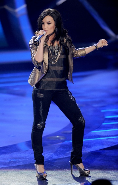 DemiLovato_performs_on_American_Idol_03.jpg