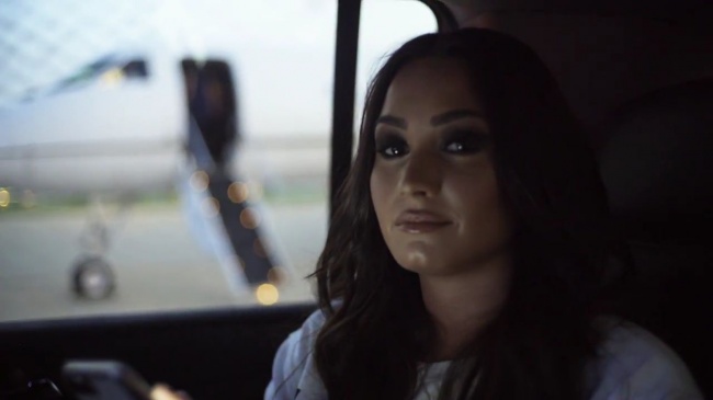 Demi_Lovato-_Simply_Complicated_-_Official_Documentary5Bvia_torchbrowser_com5D_mp4100009.jpg
