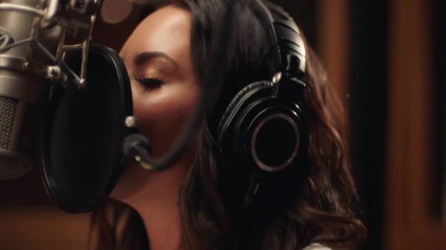 Demi_Lovato-_Simply_Complicated_-_Official_Documentary5Bvia_torchbrowser_com5D_mp4104129.jpg