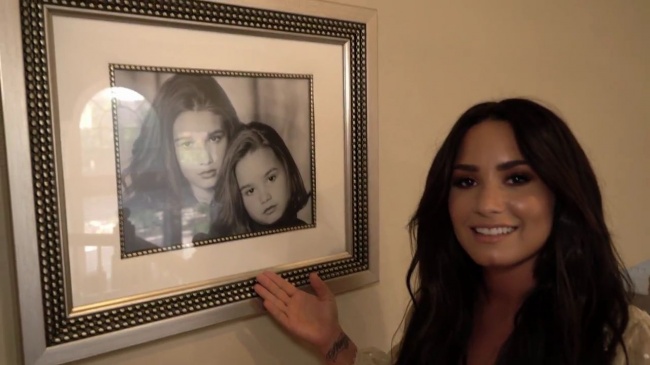 Demi_Lovato-_Simply_Complicated_-_Official_Documentary5Bvia_torchbrowser_com5D_mp413574.jpg