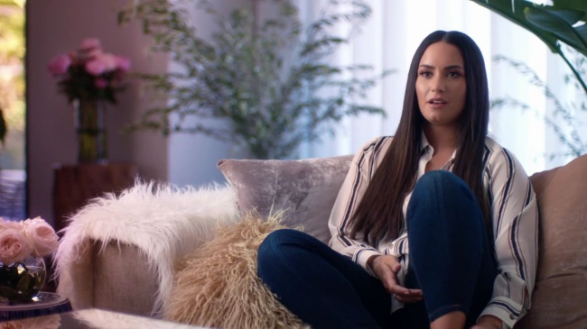 Demi_Lovato-_Simply_Complicated_-_Official_Documentary5Bvia_torchbrowser_com5D_mp486889.jpg