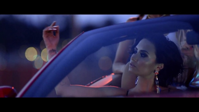 Demi_Lovato_-_Cool_for_the_Summer_28Official_Video29_mp40000.jpg