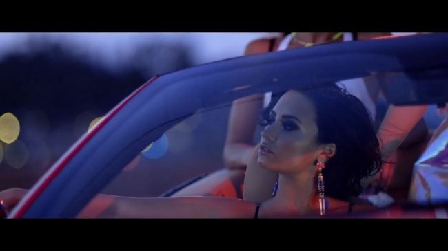Demi_Lovato_-_Cool_for_the_Summer_28Official_Video29_mp40050.jpg