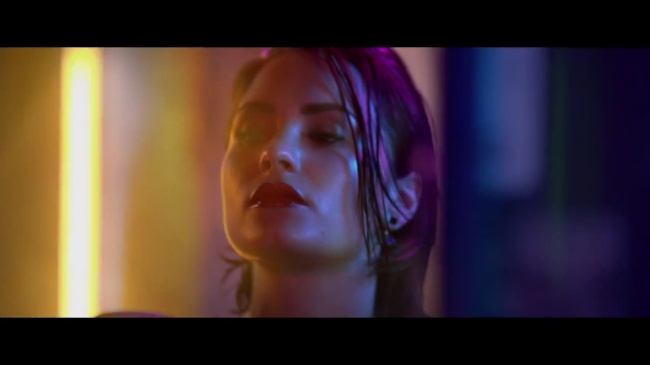Demi_Lovato_-_Cool_for_the_Summer_28Official_Video29_mp40138.jpg