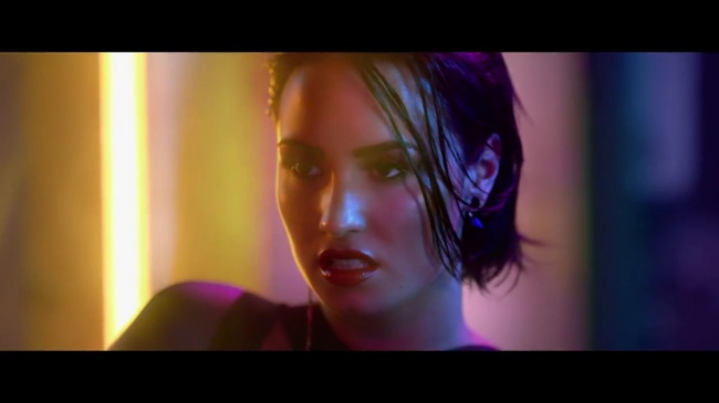 Demi_Lovato_-_Cool_for_the_Summer_28Official_Video29_mp40164.jpg