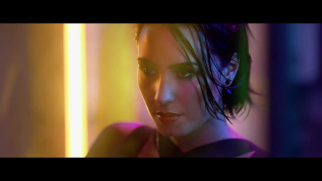 Demi_Lovato_-_Cool_for_the_Summer_28Official_Video29_mp40173.jpg
