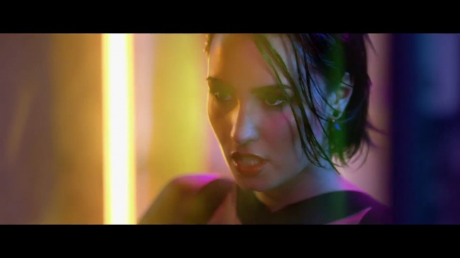 Demi_Lovato_-_Cool_for_the_Summer_28Official_Video29_mp40176.jpg