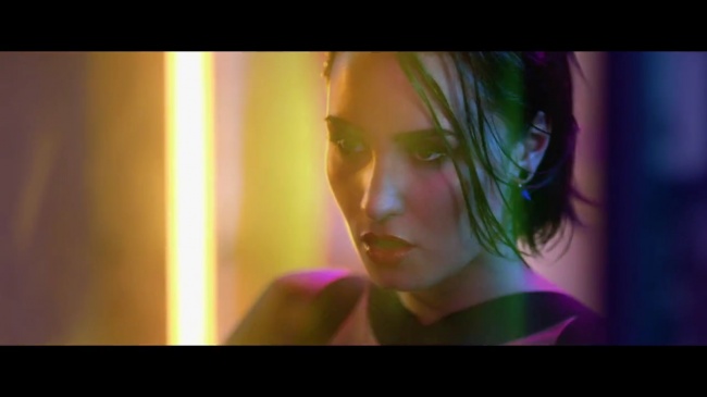 Demi_Lovato_-_Cool_for_the_Summer_28Official_Video29_mp40177.jpg