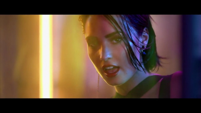 Demi_Lovato_-_Cool_for_the_Summer_28Official_Video29_mp40250.jpg