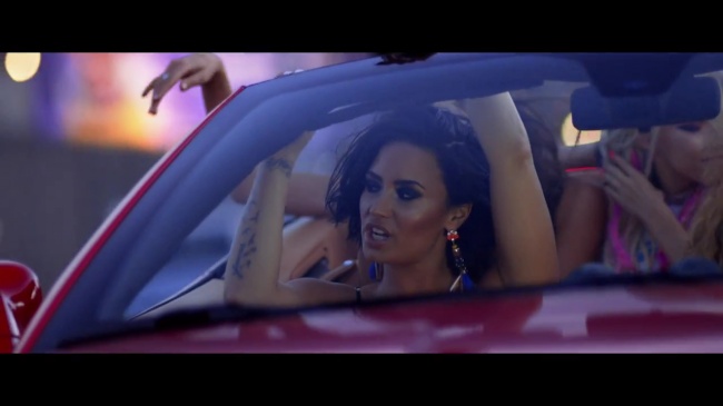 Demi_Lovato_-_Cool_for_the_Summer_28Official_Video29_mp40301.jpg