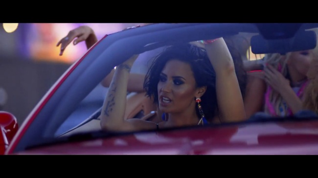 Demi_Lovato_-_Cool_for_the_Summer_28Official_Video29_mp40302.jpg