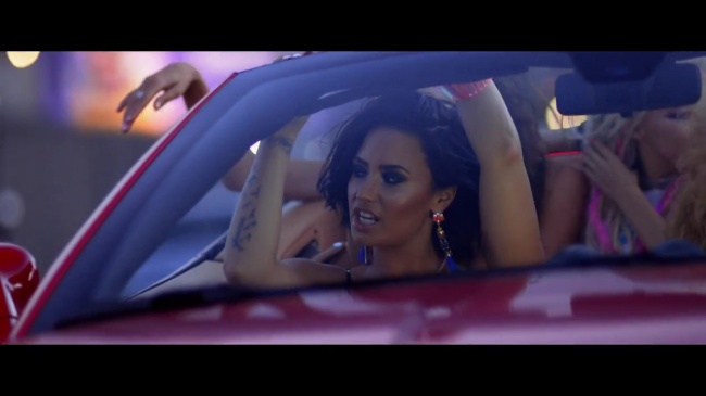 Demi_Lovato_-_Cool_for_the_Summer_28Official_Video29_mp40303.jpg