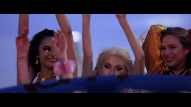 Demi_Lovato_-_Cool_for_the_Summer_28Official_Video29_mp40402.jpg