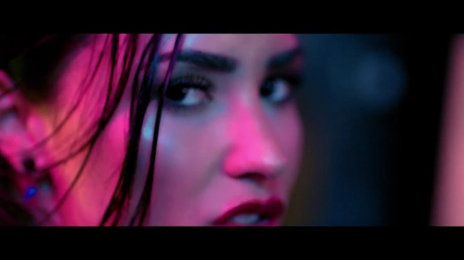 Demi_Lovato_-_Cool_for_the_Summer_28Official_Video29_mp40416.jpg