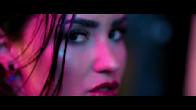 Demi_Lovato_-_Cool_for_the_Summer_28Official_Video29_mp40417.jpg