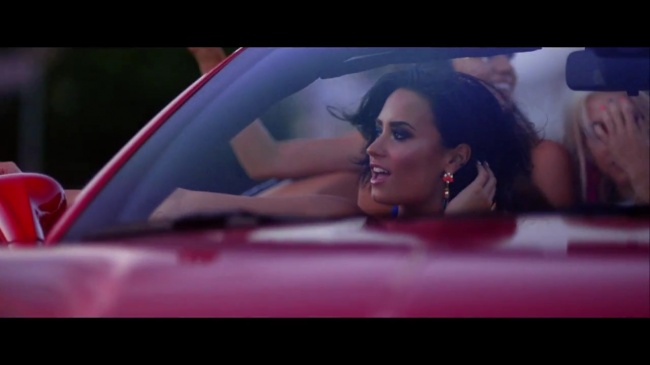 Demi_Lovato_-_Cool_for_the_Summer_28Official_Video29_mp40454.jpg