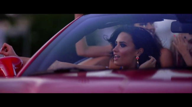 Demi_Lovato_-_Cool_for_the_Summer_28Official_Video29_mp40459.jpg