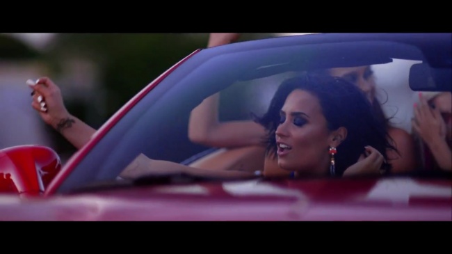 Demi_Lovato_-_Cool_for_the_Summer_28Official_Video29_mp40463.jpg