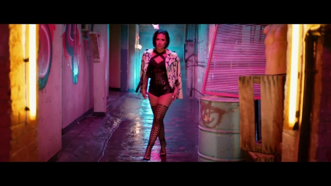 Demi_Lovato_-_Cool_for_the_Summer_28Official_Video29_mp40615.jpg