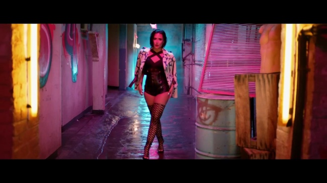 Demi_Lovato_-_Cool_for_the_Summer_28Official_Video29_mp40618.jpg