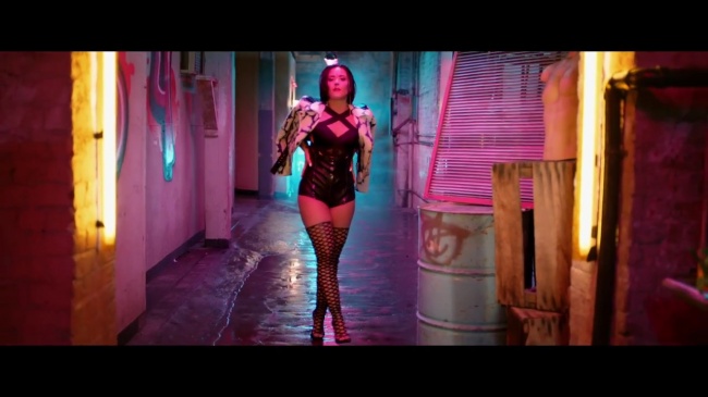 Demi_Lovato_-_Cool_for_the_Summer_28Official_Video29_mp40639.jpg
