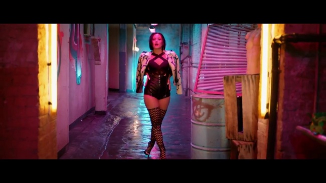 Demi_Lovato_-_Cool_for_the_Summer_28Official_Video29_mp40648.jpg