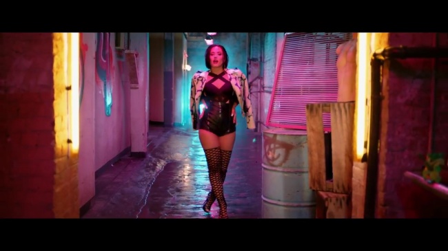 Demi_Lovato_-_Cool_for_the_Summer_28Official_Video29_mp40650.jpg