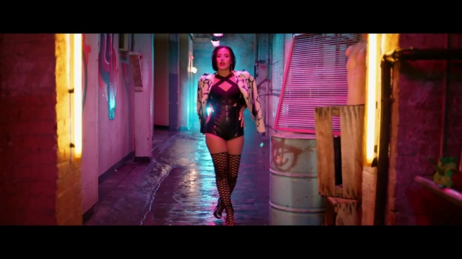 Demi_Lovato_-_Cool_for_the_Summer_28Official_Video29_mp40651.jpg