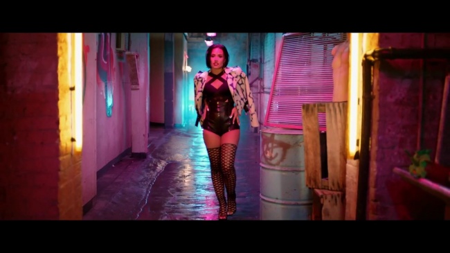 Demi_Lovato_-_Cool_for_the_Summer_28Official_Video29_mp40658.jpg