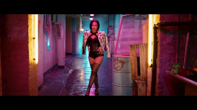 Demi_Lovato_-_Cool_for_the_Summer_28Official_Video29_mp40668.jpg