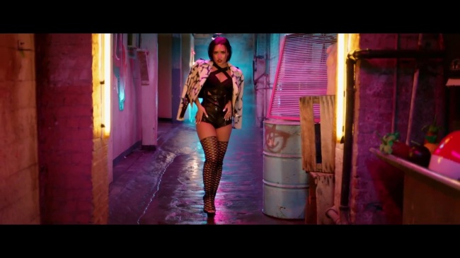 Demi_Lovato_-_Cool_for_the_Summer_28Official_Video29_mp40689.jpg