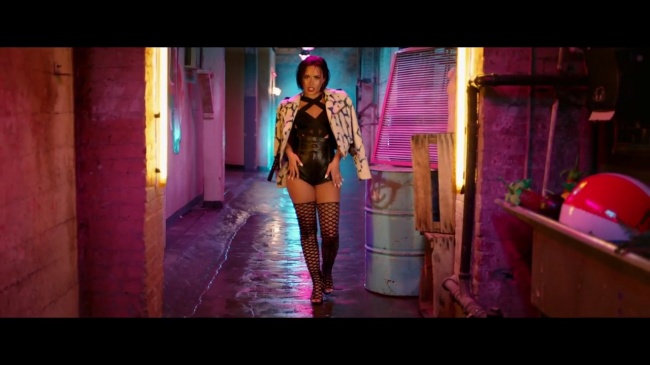 Demi_Lovato_-_Cool_for_the_Summer_28Official_Video29_mp40709.jpg