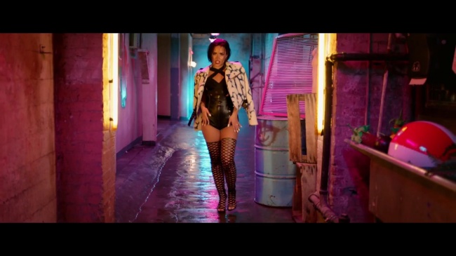 Demi_Lovato_-_Cool_for_the_Summer_28Official_Video29_mp40712.jpg