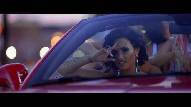 Demi_Lovato_-_Cool_for_the_Summer_28Official_Video29_mp40722.jpg