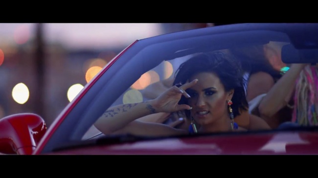 Demi_Lovato_-_Cool_for_the_Summer_28Official_Video29_mp40728.jpg