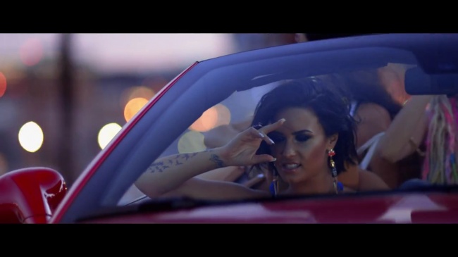 Demi_Lovato_-_Cool_for_the_Summer_28Official_Video29_mp40729.jpg
