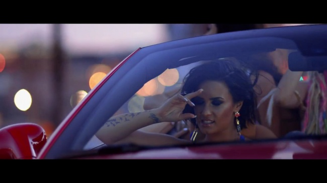 Demi_Lovato_-_Cool_for_the_Summer_28Official_Video29_mp40731.jpg