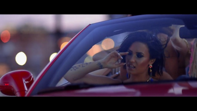 Demi_Lovato_-_Cool_for_the_Summer_28Official_Video29_mp40738.jpg