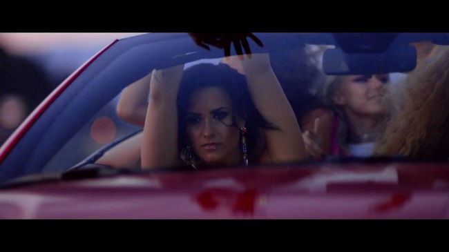 Demi_Lovato_-_Cool_for_the_Summer_28Official_Video29_mp40880.jpg