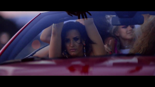 Demi_Lovato_-_Cool_for_the_Summer_28Official_Video29_mp40881.jpg