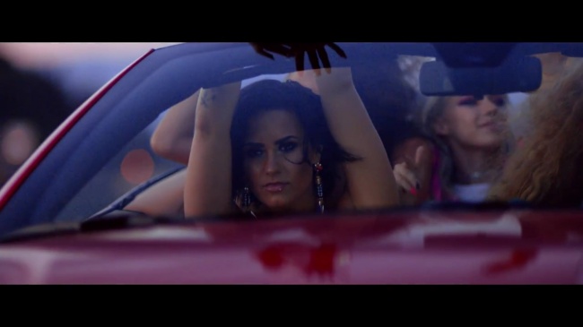 Demi_Lovato_-_Cool_for_the_Summer_28Official_Video29_mp40882.jpg