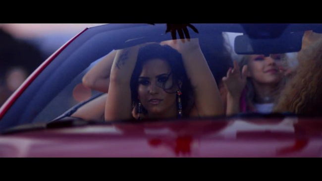Demi_Lovato_-_Cool_for_the_Summer_28Official_Video29_mp40888.jpg