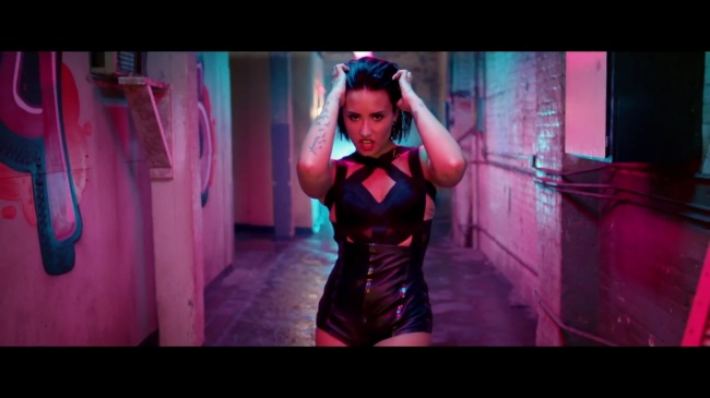 Demi_Lovato_-_Cool_for_the_Summer_28Official_Video29_mp40912.jpg
