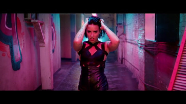 Demi_Lovato_-_Cool_for_the_Summer_28Official_Video29_mp40919.jpg