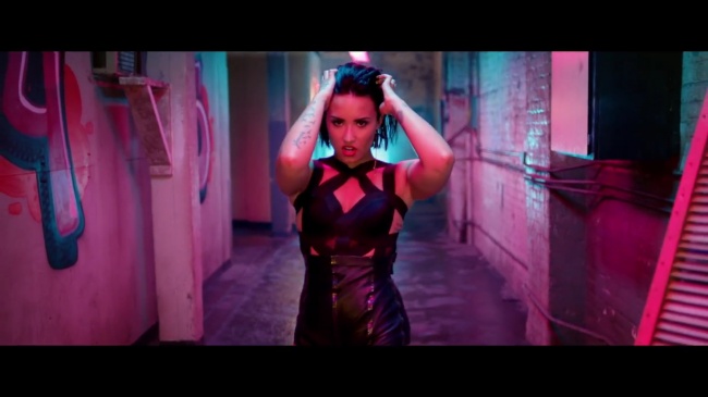 Demi_Lovato_-_Cool_for_the_Summer_28Official_Video29_mp40920.jpg