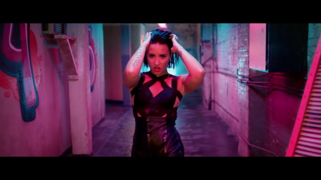 Demi_Lovato_-_Cool_for_the_Summer_28Official_Video29_mp40921.jpg