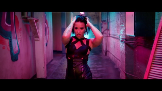 Demi_Lovato_-_Cool_for_the_Summer_28Official_Video29_mp40922.jpg