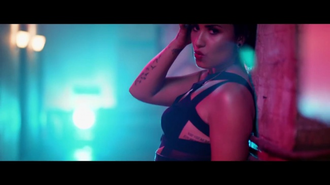 Demi_Lovato_-_Cool_for_the_Summer_28Official_Video29_mp40941.jpg